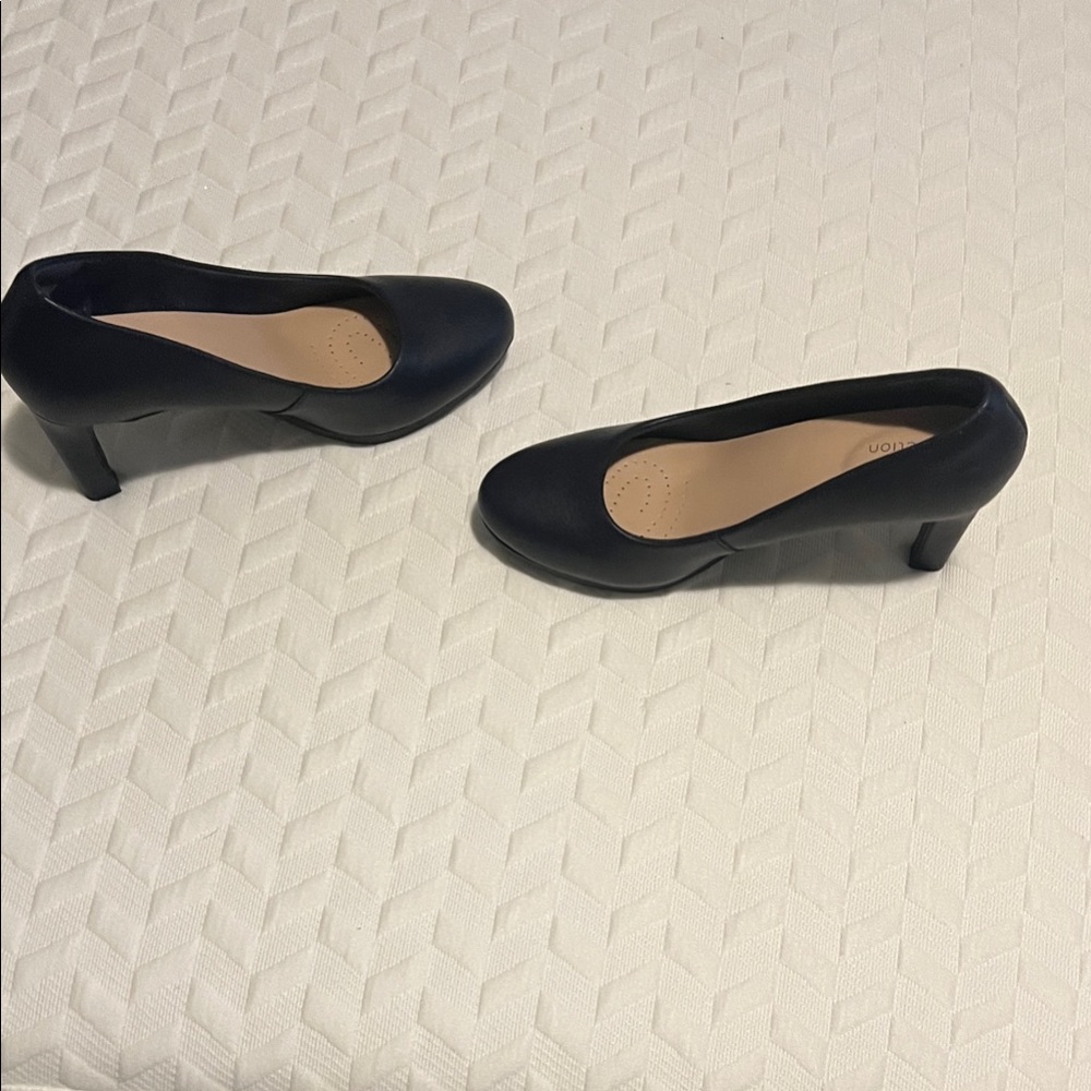 Clarks Black Round-Toe Leather Heels